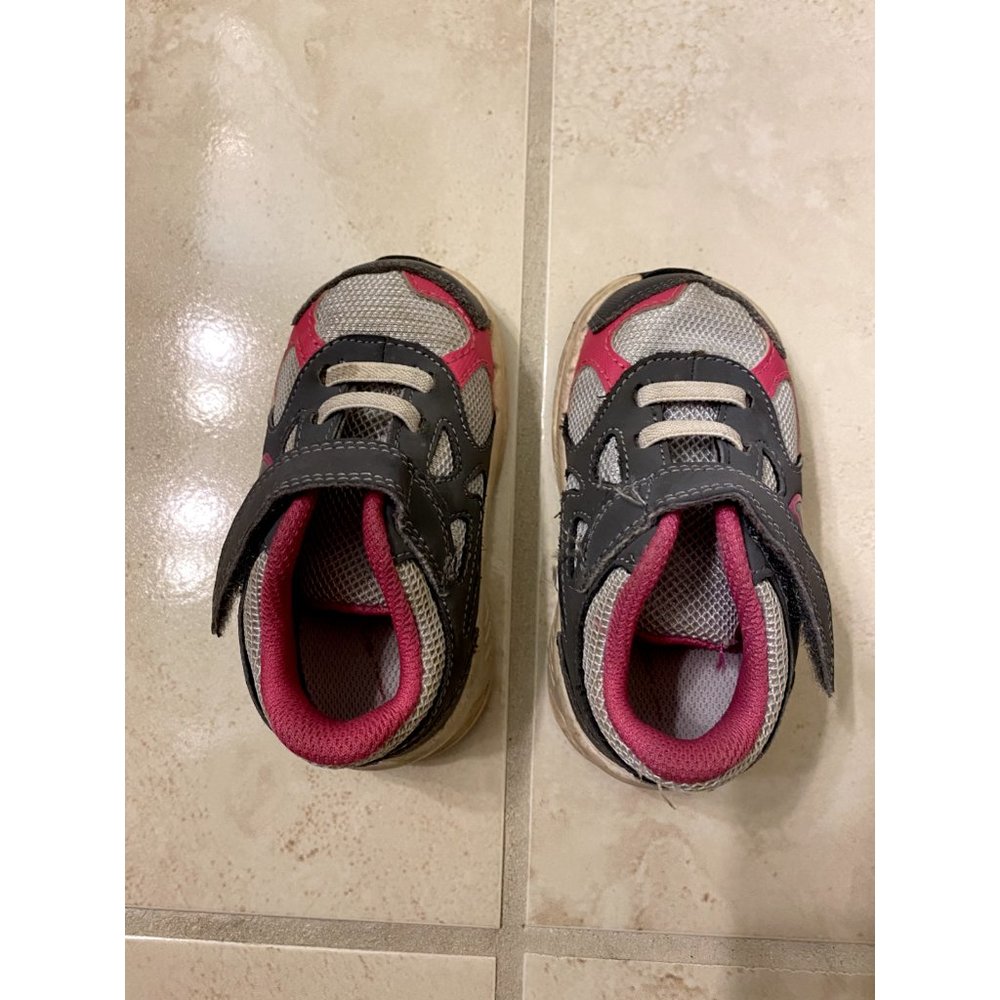 NIKE Toddler Sneaker Size 5C Hook and loop closure.